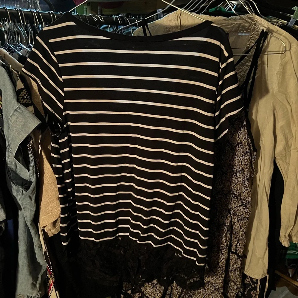 Suzy Shier Black and White Striped Tee lace bottom - Picture 4 of 4